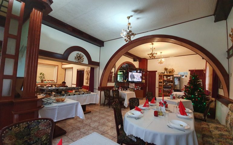 https://karpatiaettermek.hu/wp-content/uploads/2020/12/Ada-Laguna-etterem-2-770x480.jpg