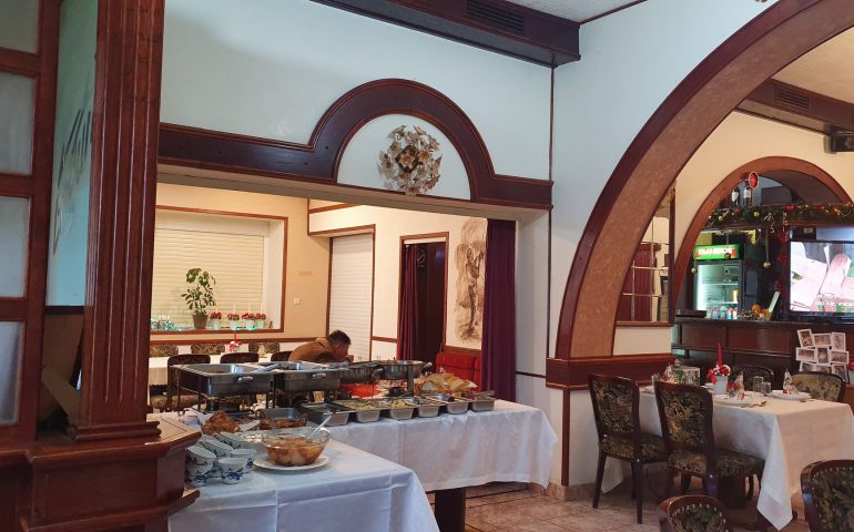 https://karpatiaettermek.hu/wp-content/uploads/2020/12/Ada-Laguna-etterem-3-770x480.jpg