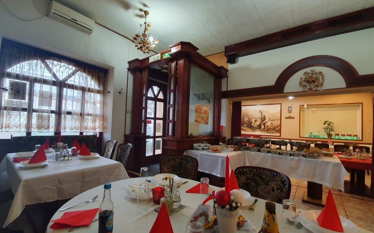 https://karpatiaettermek.hu/wp-content/uploads/2020/12/Ada-Laguna-etterem-6-770x480.jpg