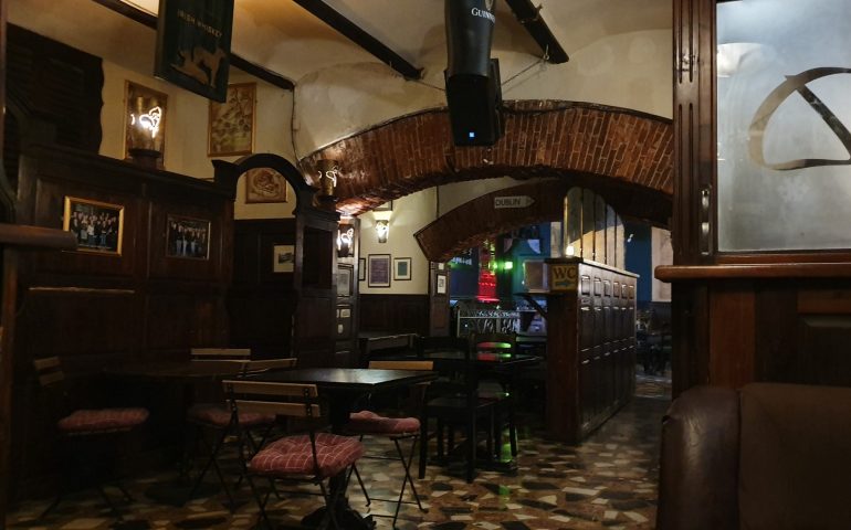 https://karpatiaettermek.hu/wp-content/uploads/2020/12/Brasso-Deane-s-Irish-Pub-3-770x480.jpg