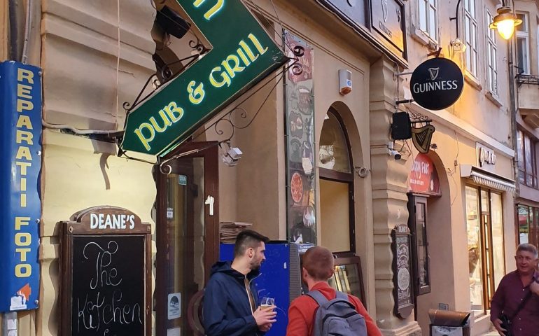 https://karpatiaettermek.hu/wp-content/uploads/2020/12/Brasso-Deane-s-Irish-Pub-6-770x480.jpg