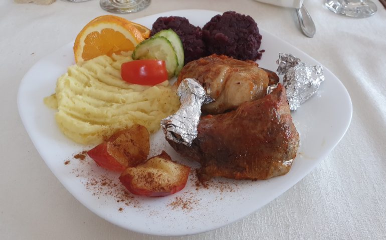 https://karpatiaettermek.hu/wp-content/uploads/2021/01/Csikszentdomokos-Aranykakas-etterem-6-770x480.jpg