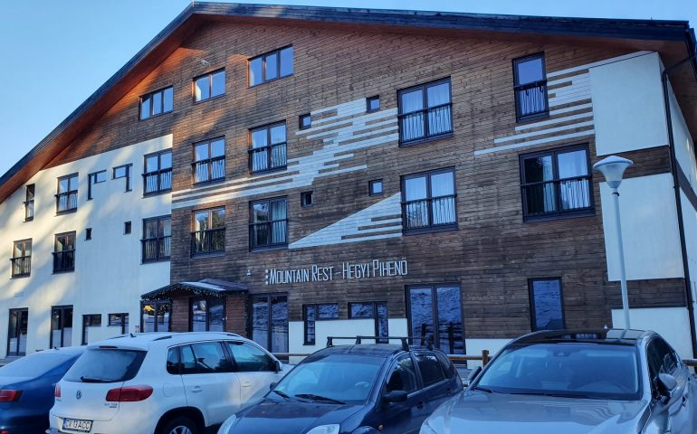 https://karpatiaettermek.hu/wp-content/uploads/2021/01/Csikszereda-Piricske-Mountain-Resort-Hegyi-Piheno-etterem-bar-1-770x480.jpg