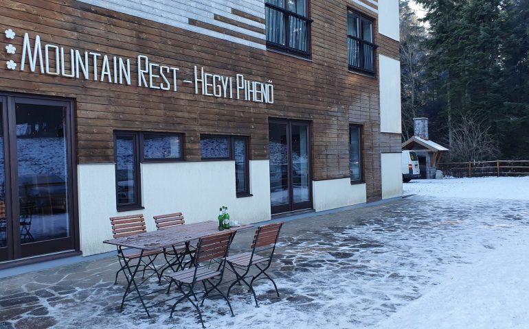 https://karpatiaettermek.hu/wp-content/uploads/2021/01/Csikszereda-Piricske-Mountain-Resort-Hegyi-Piheno-etterem-bar-2-770x480.jpg