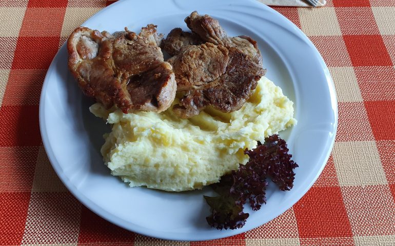 https://karpatiaettermek.hu/wp-content/uploads/2021/01/Csikszereda-Piricske-Mountain-Resort-Hegyi-Piheno-etterem-bar-7-770x480.jpg