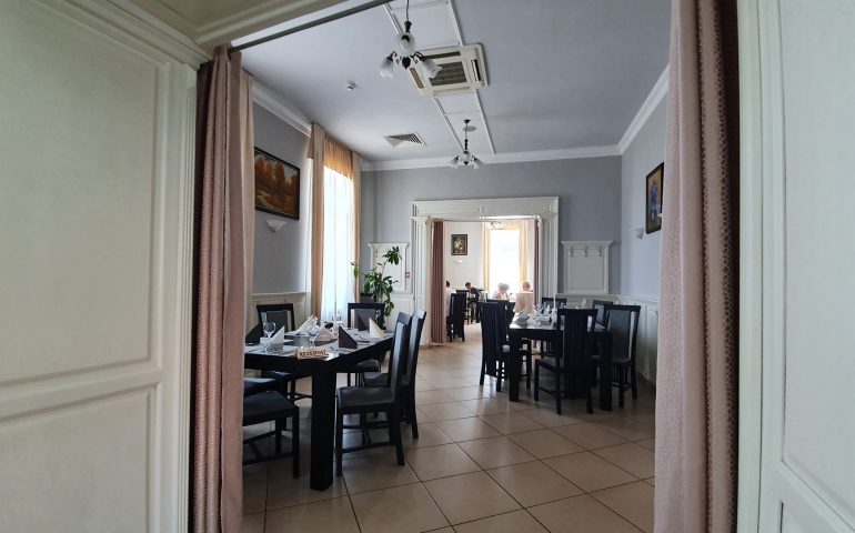 https://karpatiaettermek.hu/wp-content/uploads/2021/01/Gyergyoszentmiklos-Astoria-etterem-5-770x480.jpg
