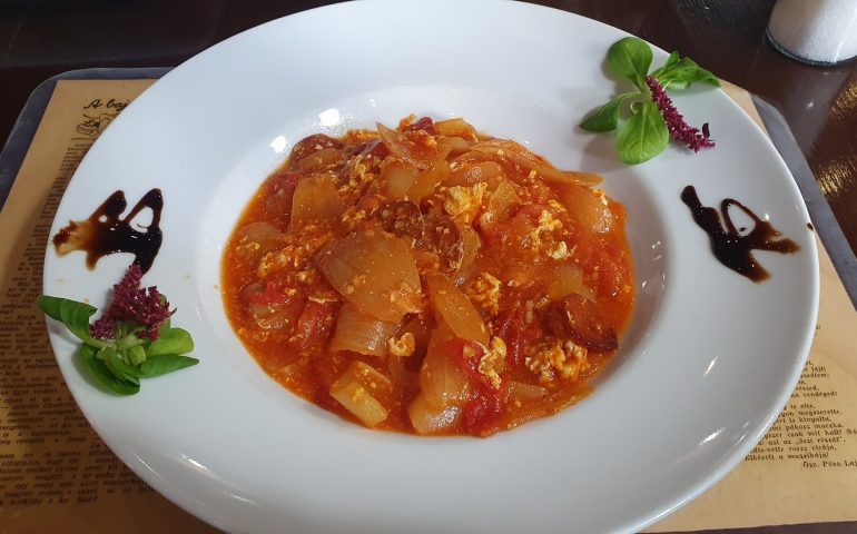 https://karpatiaettermek.hu/wp-content/uploads/2021/01/Hodmezovasarhely-Fekete-Sas-kavehaz-es-bisztro-4-770x480.jpg