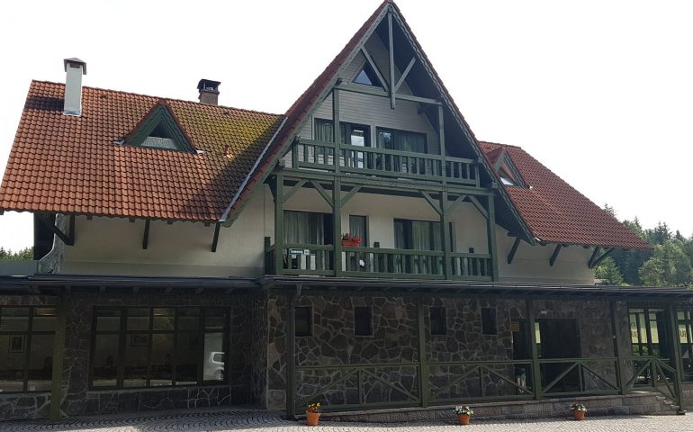 https://karpatiaettermek.hu/wp-content/uploads/2021/01/Homorodfurdo-Lobogo-etterem-8-770x480.jpg