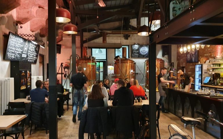 https://karpatiaettermek.hu/wp-content/uploads/2021/01/Kassa-Pivovar-Hostinec-Etterem-4-770x480.jpg
