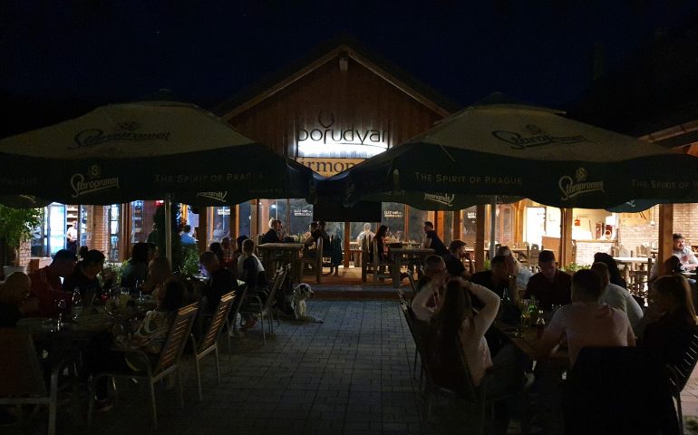 https://karpatiaettermek.hu/wp-content/uploads/2021/01/Kezdivasarhely-Jazz-bistro-2-770x480.jpg