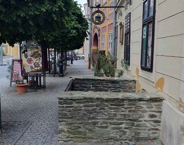 https://karpatiaettermek.hu/wp-content/uploads/2021/01/Koszeg-Becsikapu-Etterem-1-608x480.jpg