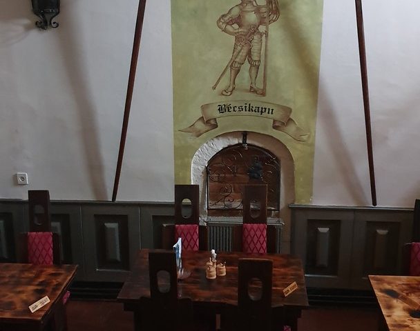 https://karpatiaettermek.hu/wp-content/uploads/2021/01/Koszeg-Becsikapu-Etterem-2-608x480.jpg