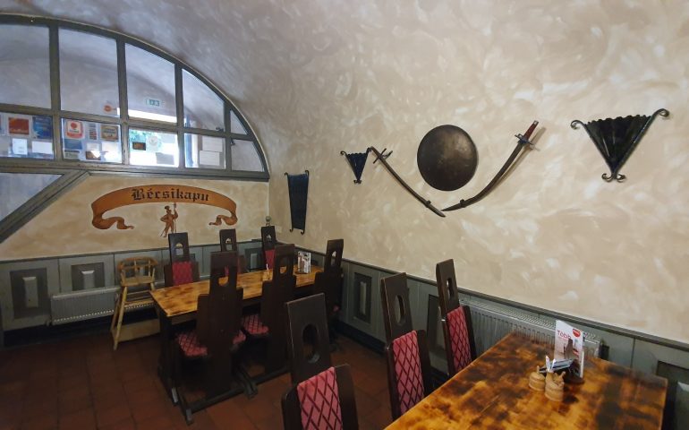 https://karpatiaettermek.hu/wp-content/uploads/2021/01/Koszeg-Becsikapu-Etterem-4-770x480.jpg