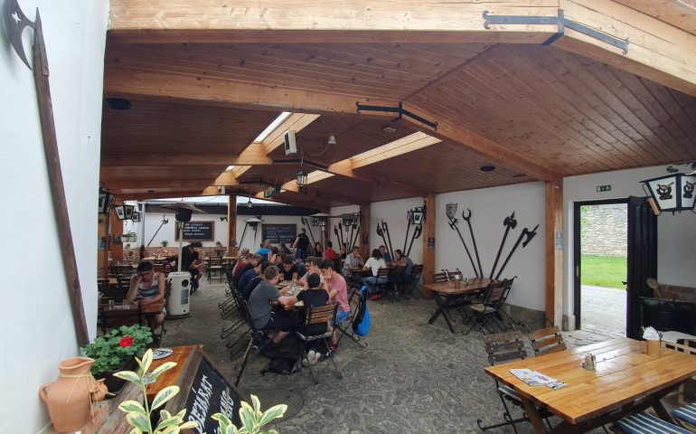 https://karpatiaettermek.hu/wp-content/uploads/2021/01/Koszeg-Becsikapu-Etterem-5-770x480.jpg