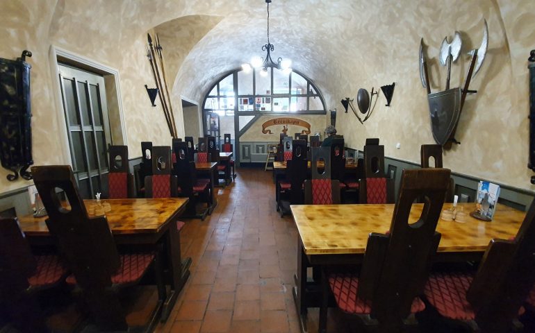 https://karpatiaettermek.hu/wp-content/uploads/2021/01/Koszeg-Becsikapu-Etterem-9-770x480.jpg