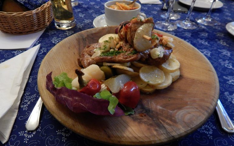 https://karpatiaettermek.hu/wp-content/uploads/2021/01/Lajosmizse-Oreg-tanyacsarda-csarda-3-770x480.jpg