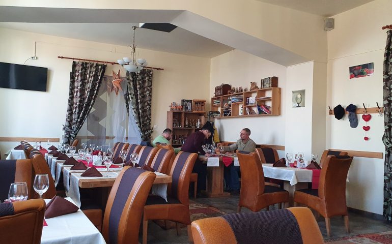 https://karpatiaettermek.hu/wp-content/uploads/2021/01/Maramarossziget-Flamingo-Etterem-1-770x480.jpg