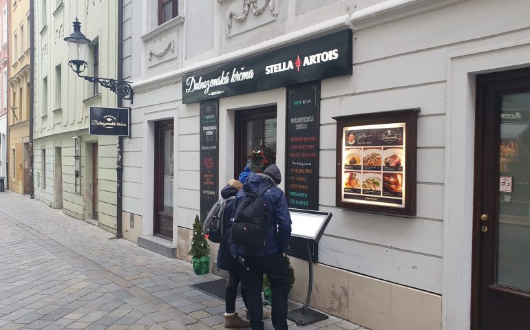 https://karpatiaettermek.hu/wp-content/uploads/2021/01/Pozsony-Dolnozemska-Krcma-etterem-1-770x480.jpg