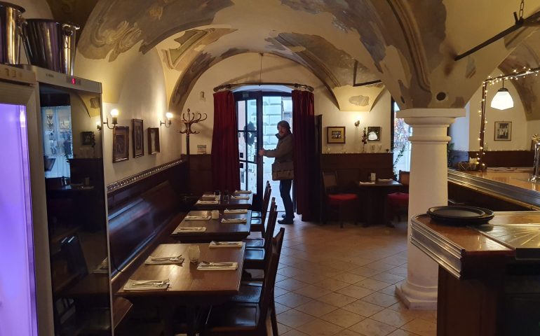 https://karpatiaettermek.hu/wp-content/uploads/2021/01/Pozsony-Dolnozemska-Krcma-etterem-8-770x480.jpg