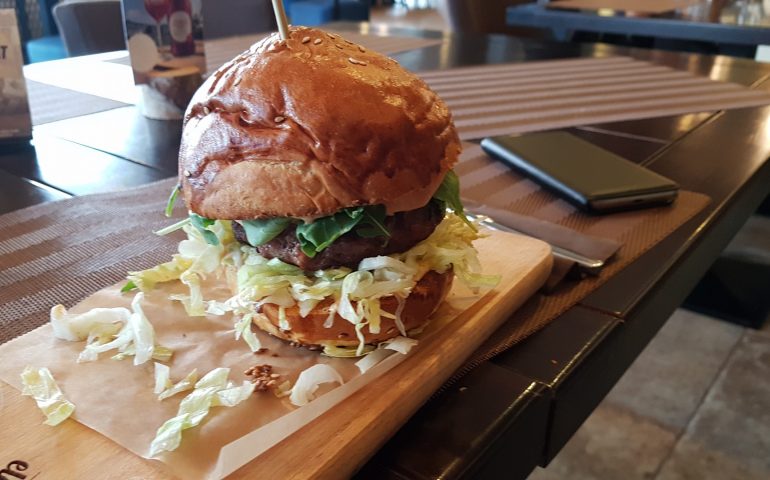 https://karpatiaettermek.hu/wp-content/uploads/2021/01/Szekelyudvarhely-Elemozsia-Street-Food-Etterem-1-770x480.jpg