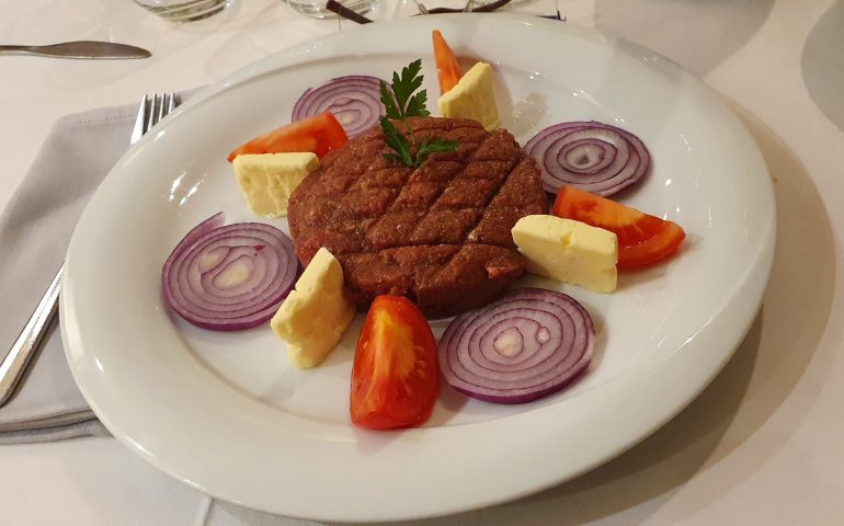 https://karpatiaettermek.hu/wp-content/uploads/2021/01/Szekelyudvarhely-Gonduzo-Etterem-4-770x480.jpg