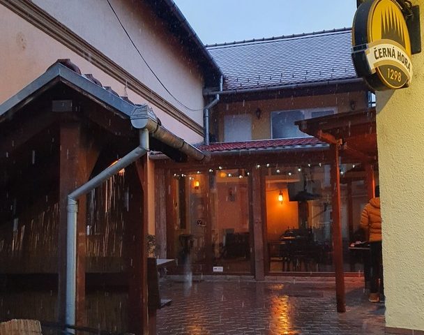 https://karpatiaettermek.hu/wp-content/uploads/2021/01/Szekelyudvarhely-Kalapos-gasztro-pub-1-608x480.jpg