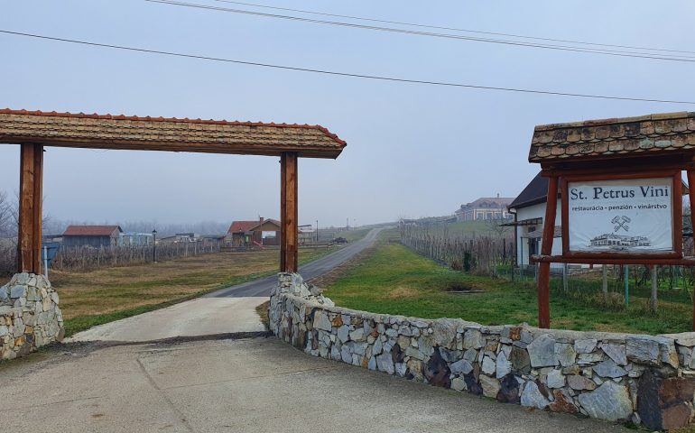 https://karpatiaettermek.hu/wp-content/uploads/2021/01/Szentpeter-Petrus-Vini-Etterem-1-770x480.jpg