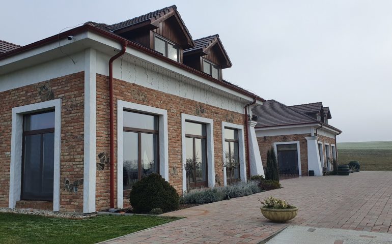 https://karpatiaettermek.hu/wp-content/uploads/2021/01/Szentpeter-Petrus-Vini-Etterem-2-770x480.jpg