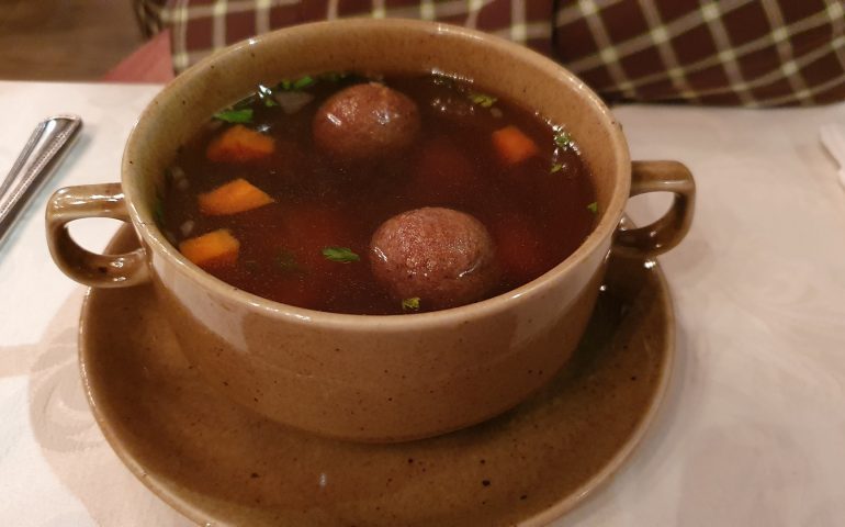https://karpatiaettermek.hu/wp-content/uploads/2021/01/Tenyo-Dombi-es-fiai-vendeglo-etterem-5-770x480.jpg