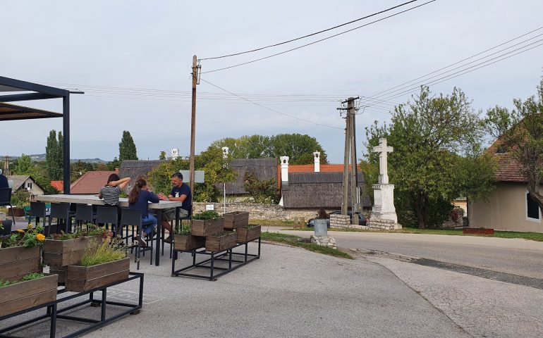 https://karpatiaettermek.hu/wp-content/uploads/2021/02/Aszofo-Szalka-Bisztro-1-770x480.jpg