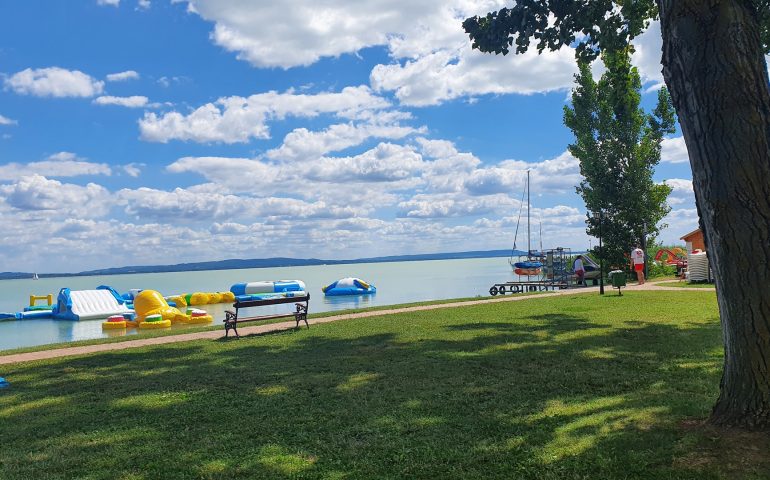 https://karpatiaettermek.hu/wp-content/uploads/2021/02/Balatonudvari-Kaloz-strandbisztro-1-770x480.jpg