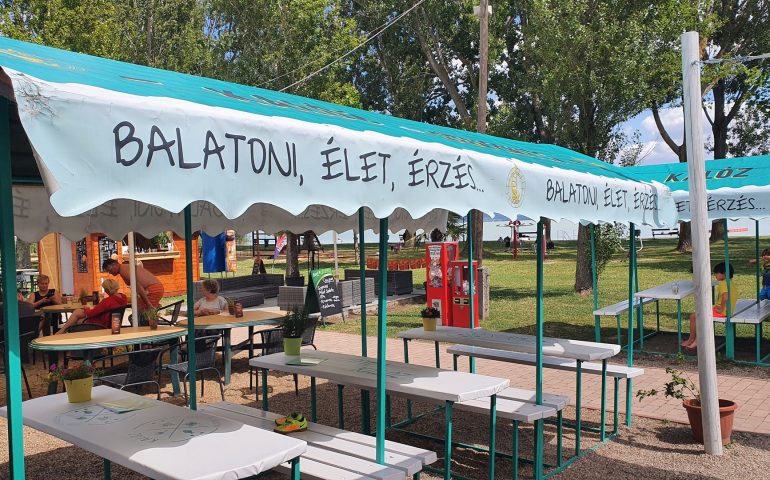 https://karpatiaettermek.hu/wp-content/uploads/2021/02/Balatonudvari-Kaloz-strandbisztro-4-770x480.jpg