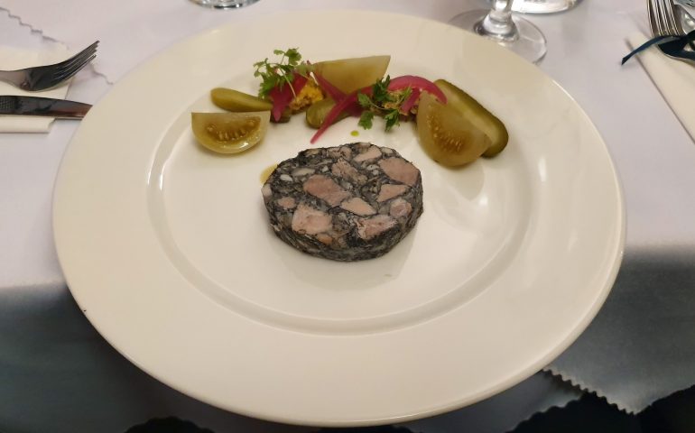 https://karpatiaettermek.hu/wp-content/uploads/2021/02/Nagymegyer-Corvin-etterem-4-770x480.jpg