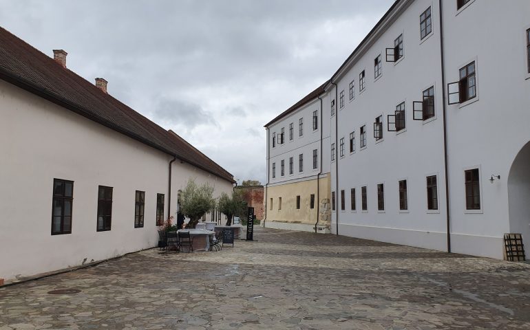 https://karpatiaettermek.hu/wp-content/uploads/2021/02/Nagyvarad-Meridian-Zero-Etterem-2-770x480.jpg