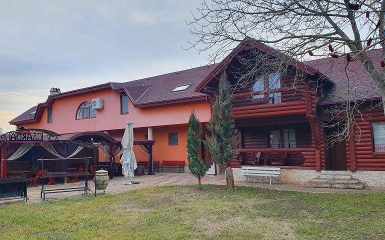 https://karpatiaettermek.hu/wp-content/uploads/2021/02/Tiszaspeterfalva-Csardapark-Etterem-1-770x480.jpg