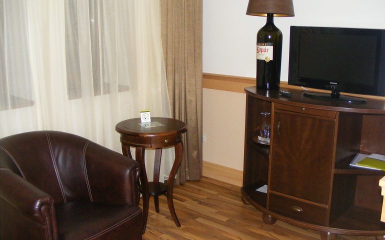 https://karpatiaettermek.hu/wp-content/uploads/2021/02/Villany-Mandula-etterem-es-borbar-3-770x480.jpg