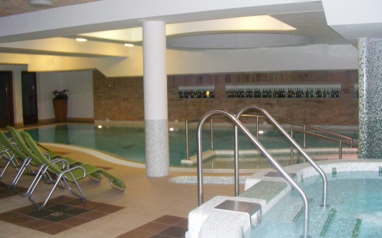 https://karpatiaettermek.hu/wp-content/uploads/2021/02/Villany-Mandula-etterem-es-borbar-4-770x480.jpg