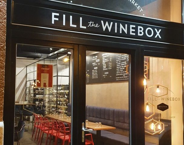 https://karpatiaettermek.hu/wp-content/uploads/2021/03/Budapest-Fill-the-Winebox-Borbar-1-608x480.jpg