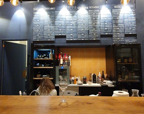 https://karpatiaettermek.hu/wp-content/uploads/2021/03/Budapest-Fill-the-Winebox-Borbar-2-608x480.jpg