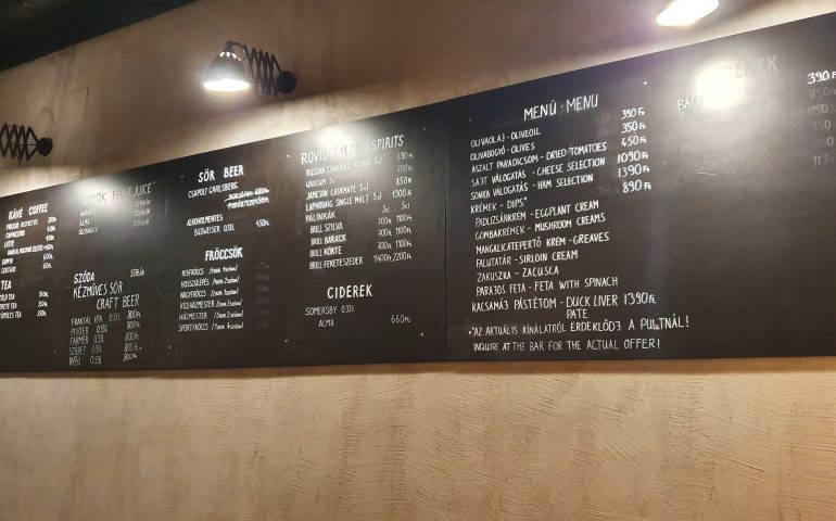 https://karpatiaettermek.hu/wp-content/uploads/2021/03/Budapest-Fill-the-Winebox-Borbar-3-770x480.jpg
