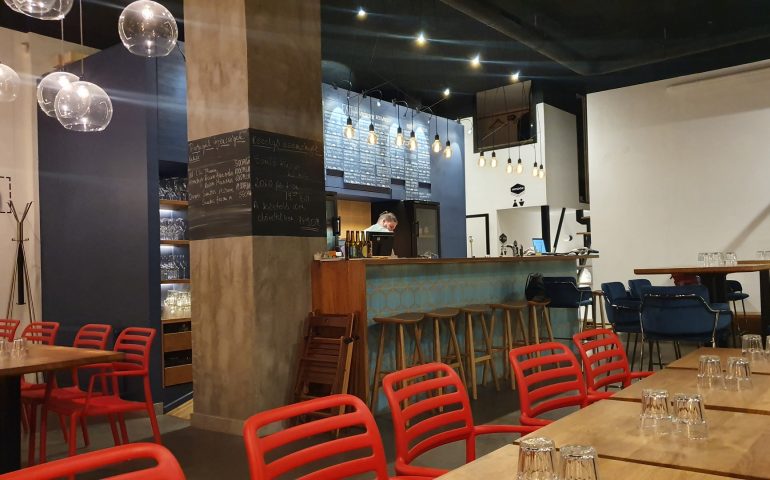 https://karpatiaettermek.hu/wp-content/uploads/2021/03/Budapest-Fill-the-Winebox-Borbar-4-770x480.jpg