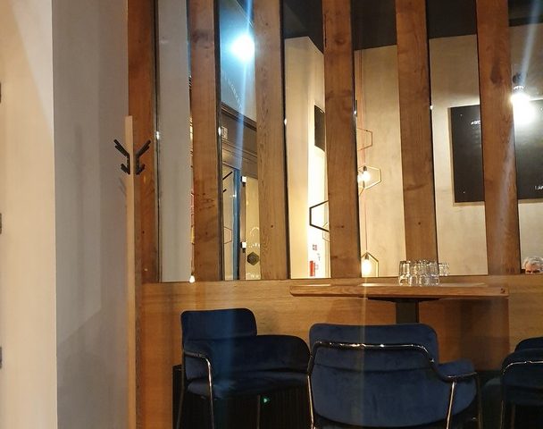 https://karpatiaettermek.hu/wp-content/uploads/2021/03/Budapest-Fill-the-Winebox-Borbar-5-608x480.jpg