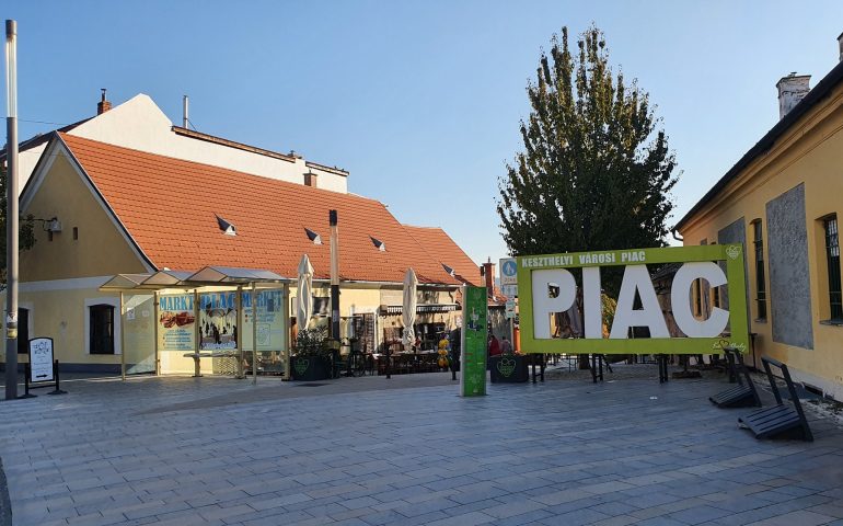 https://karpatiaettermek.hu/wp-content/uploads/2021/03/Keszthely-Pajti-Kavezo-1-770x480.jpg