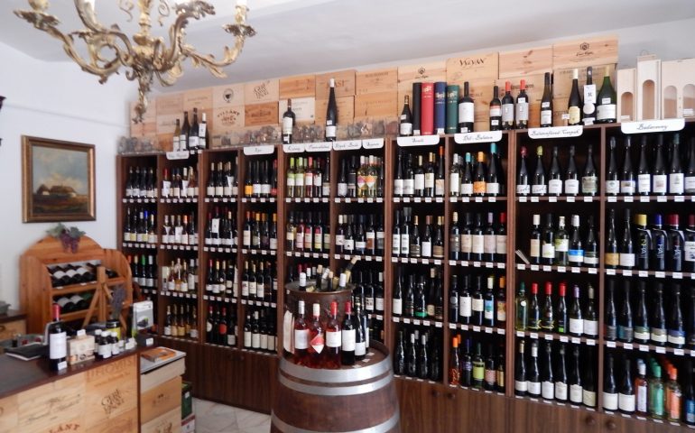 https://karpatiaettermek.hu/wp-content/uploads/2021/03/Keszthely-Pampetrics-borszakuzlet-borbar-1-770x480.jpg