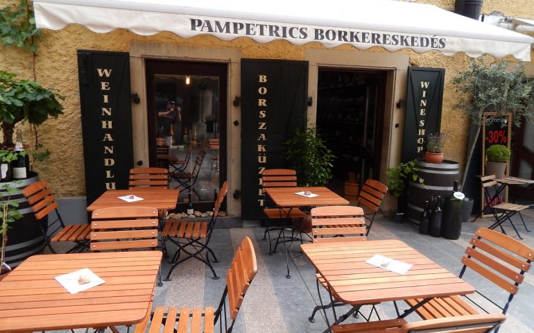 https://karpatiaettermek.hu/wp-content/uploads/2021/03/Keszthely-Pampetrics-borszakuzlet-borbar-2-770x480.jpg
