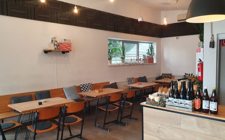 https://karpatiaettermek.hu/wp-content/uploads/2021/03/Komarom-The-Gentlemen-Sorozo-6-770x480.jpg