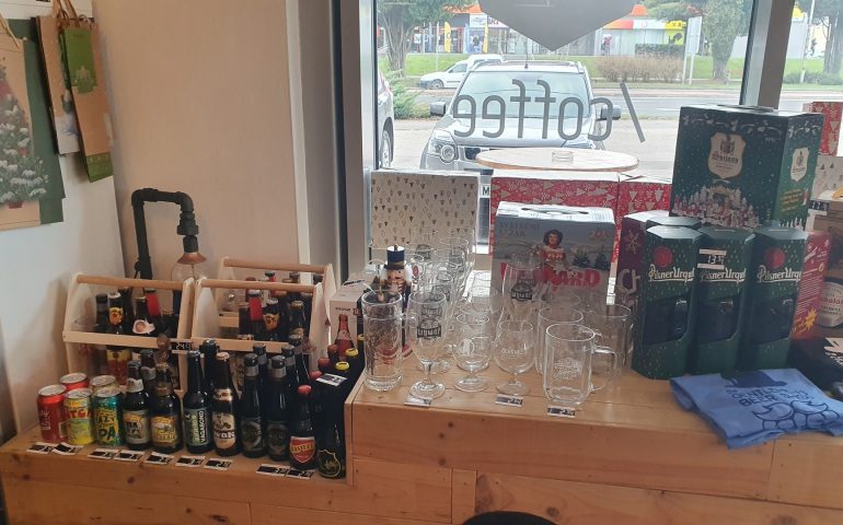 https://karpatiaettermek.hu/wp-content/uploads/2021/03/Komarom-The-Gentlemen-Sorozo-7-770x480.jpg