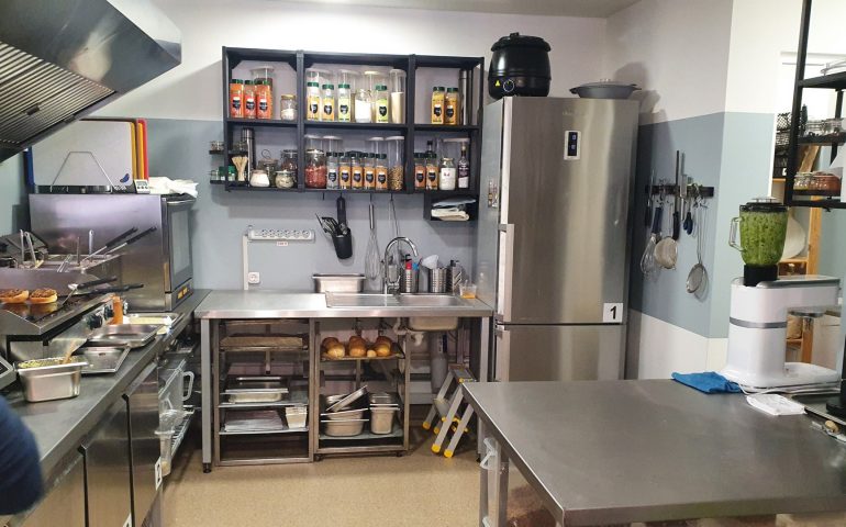 https://karpatiaettermek.hu/wp-content/uploads/2021/04/Csikszereda-112-Kavezo-Bisztro-7-770x480.jpg