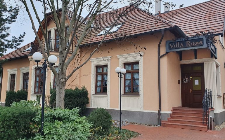 https://karpatiaettermek.hu/wp-content/uploads/2021/04/Dunaszerdahely-Villa-Rosa-Etterem-1-770x480.jpg