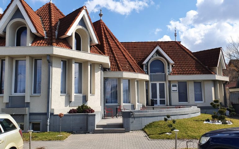 https://karpatiaettermek.hu/wp-content/uploads/2021/04/Sepsiszentgyorgy-Kastely-Etterem-2-770x480.jpg